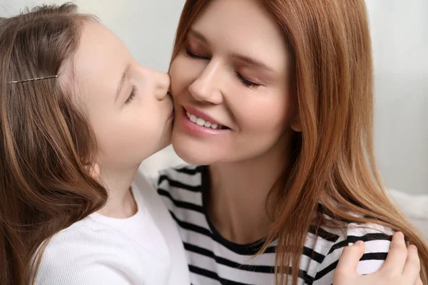 Cute Daughter Kissing Her Mom Home Closeup — Stock Photo, Image