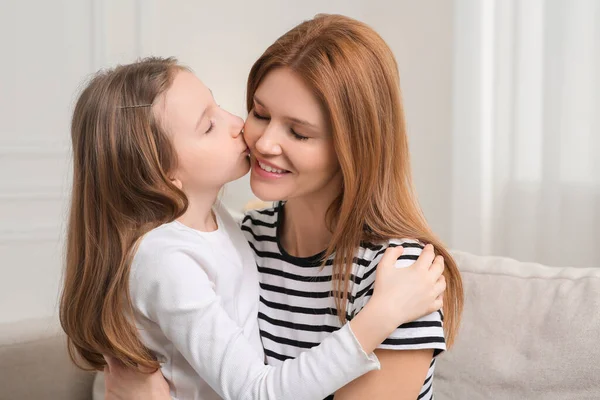 Aranyos Lány Csók Anyja Kanapén Otthon — Stock Fotó