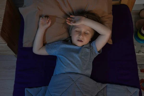 Mały Chłopiec Chrapie Podczas Snu Łóżku Nocy Widok Góry — Zdjęcie stockowe