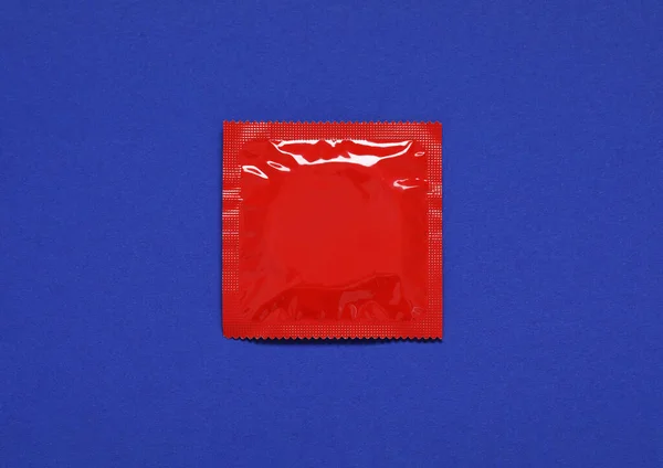 Mavi Arka Planda Prezervatif Paketi Üst Görünümde Güvenli Seks — Stok fotoğraf