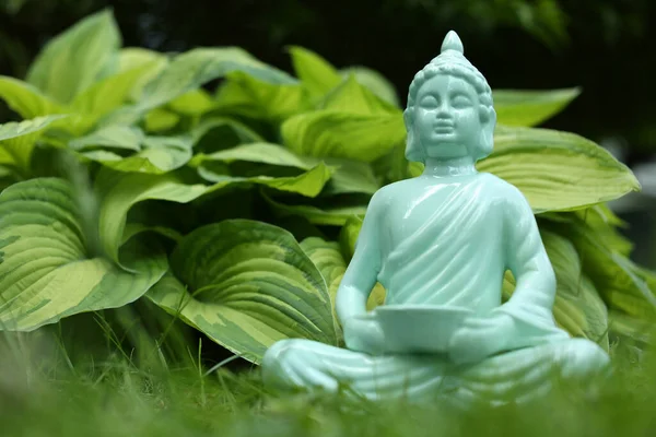 Estatua Decorativa Buda Sobre Hierba Verde Aire Libre Primer Plano —  Fotos de Stock