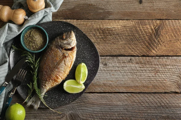 Deliciosul Pește Dorado Servit Masă Lemn Așezat Plat Spațiu Pentru — Fotografie, imagine de stoc