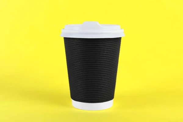 Μαύρο Χάρτινο Κύπελλο Πλαστικό Καπάκι Κίτρινο Φόντο Καφές Για Έξω — Φωτογραφία Αρχείου
