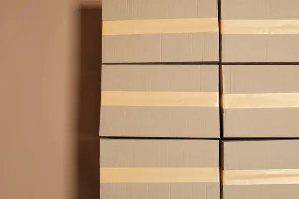 Açık Kahverengi Zemin Üzerinde Karton Kutular Düz Yatıyordu Metin Için — Stok fotoğraf