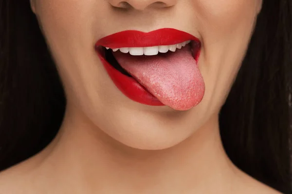 Wanita Dengan Lipstik Merah Menunjukkan Lidahnya Closeup — Stok Foto