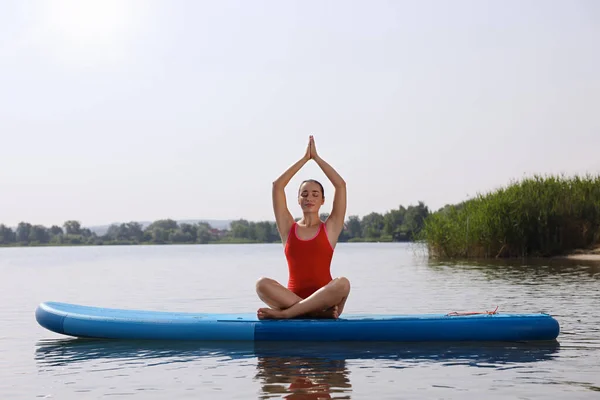Frau Übt Yoga Auf Hellblauem Sup Board Auf Fluss — Stockfoto