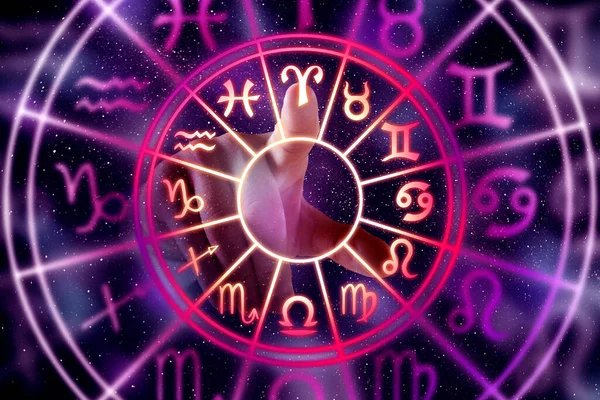 Αστρολογία Γυναίκα Αγγίζοντας Ζόντιακ Τροχό Φωτεινό Φόντο Closeup — Φωτογραφία Αρχείου