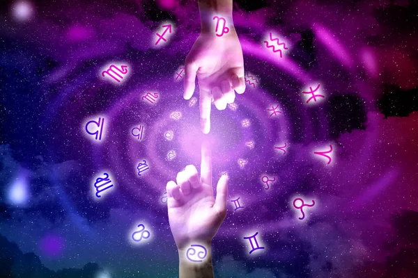 Astrologia Ludzie Łączący Palce Znaki Zodiaku Wokół Dłoni Gwiaździstym Nocnym — Zdjęcie stockowe