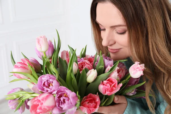 屋内で美しいチューリップの花束を持つ若い女性 クローズアップ — ストック写真