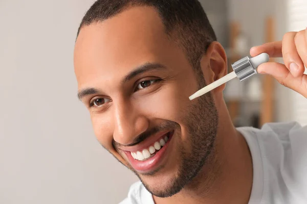 Schöner Mann Anwendung Kosmetischen Serums Auf Gesicht Drinnen Nahaufnahme — Stockfoto