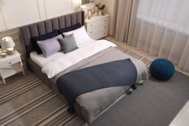 Şık bir yatak odası, geniş konforlu yatak odası ve çekmeceleri var.