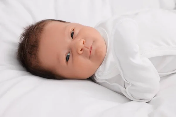 Lindo Bebé Recién Nacido Acostado Cama Blanca —  Fotos de Stock