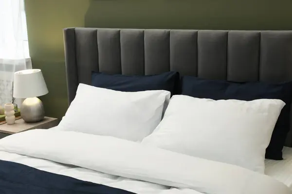 Удобная Кровать Мягкими Подушками Стильном Номере Дизайн Интерьера — стоковое фото