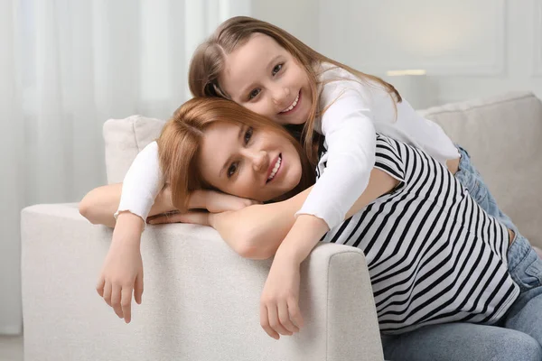 Anya Aranyos Lánya Sok Időt Töltenek Együtt Otthon — Stock Fotó