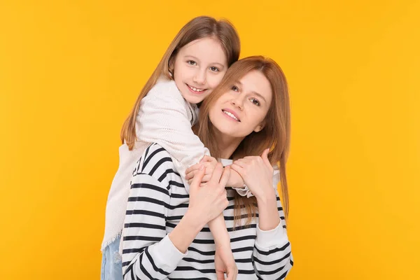 Portrait Happy Mother Her Cute Daughter Orange Background — Stock Photo, Image