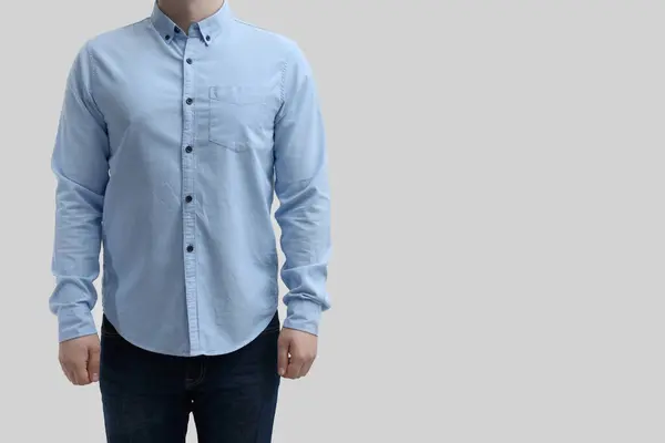 Man Met Schoon Shirt Witte Achtergrond Close Ruimte Voor Tekst — Stockfoto
