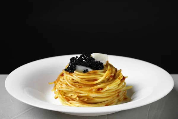 Lekkere Spaghetti Met Tomatensaus Zwarte Kaviaar Lichtgrijze Getextureerde Tafel Close — Stockfoto