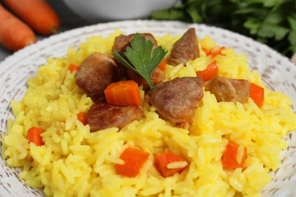 접시에 고기와 당근을 맛있는 필라프 클로즈업 — 스톡 사진