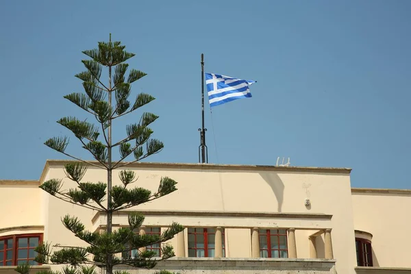 Pintoresca Vista Hermoso Edificio Con Bandera Grecia Árbol Bajo Cielo —  Fotos de Stock