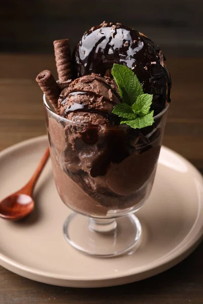 Lahodná Čokoládová Zmrzlina Oplatkami Koblihami Mátou Skleněné Misce Dezert Stole — Stock fotografie