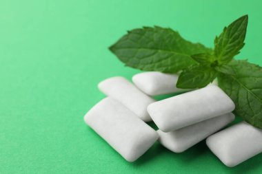 Lezzetli beyaz sakız ve yeşil arka planda nane yaprakları, yakın plan. Metin için boşluk