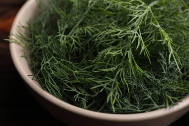 Bir kase taze dereotu masada, yakın plan.