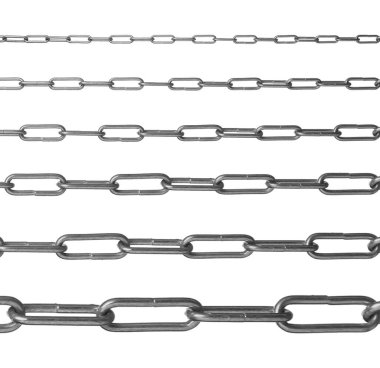 Farklı boyutlarda metal zincirler beyaz üzerine izole edilmiş.