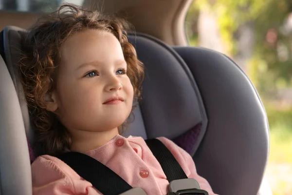 Cute Little Girl Siedzi Foteliku Bezpieczeństwa Dziecka Wewnątrz Samochodu — Zdjęcie stockowe