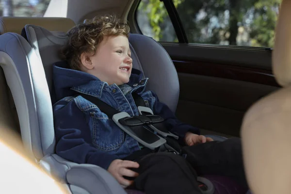 Arabadaki Çocuk Emniyet Koltuğunda Oturan Sevimli Küçük Çocuk — Stok fotoğraf