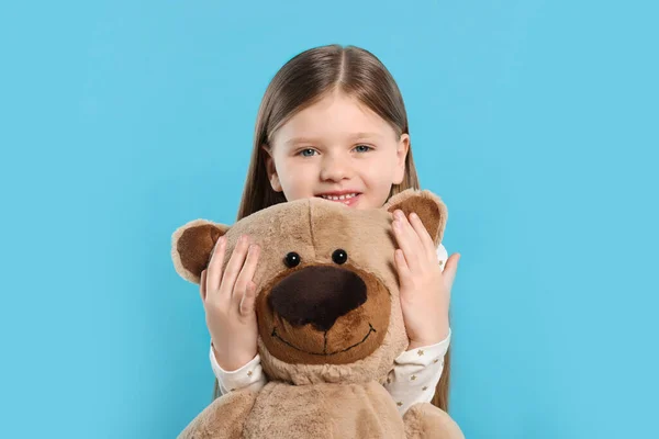 Schattig Klein Meisje Met Teddybeer Lichtblauwe Achtergrond — Stockfoto