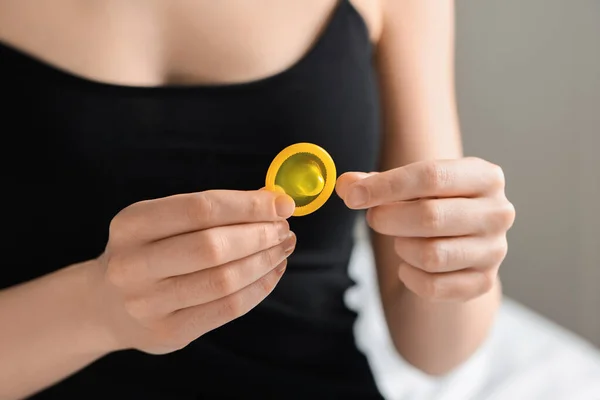Mujer Sosteniendo Condón Desempaquetado Sobre Fondo Claro Primer Plano Sexo — Foto de Stock
