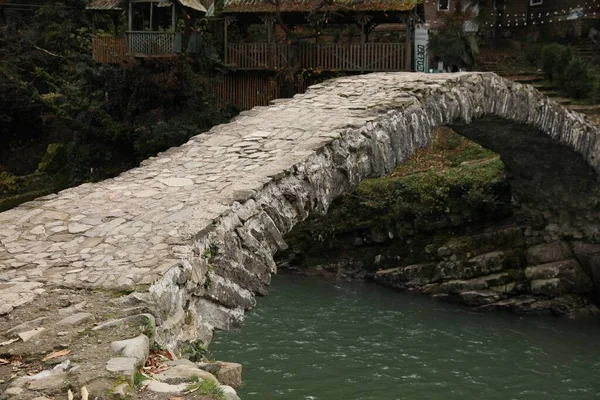 조지아의 아자라 2022 아치이 리강을 가로지르는 포장된 다리의 — 스톡 사진