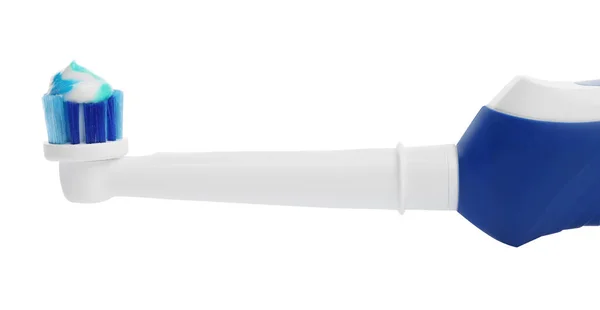 白い背景にペーストが付いている電気歯ブラシ クローズアップ — ストック写真