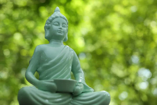 Estatua Decorativa Buda Sobre Fondo Borroso Primer Plano Espacio Para —  Fotos de Stock