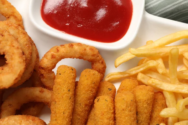 Smaklig Ketchup Och Olika Snacks Tallriken Närbild — Stockfoto