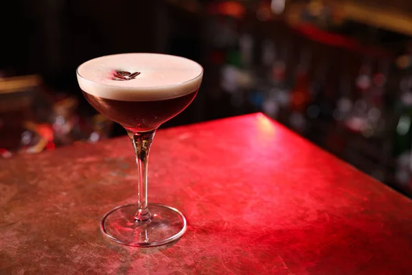 Glas Heerlijke Espresso Martini Bar Teller Ruimte Voor Tekst Alcoholische — Stockfoto