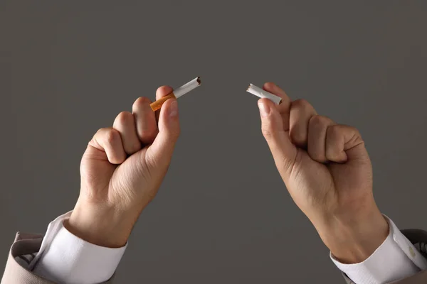Pare Fumar Conceito Homem Segurando Pedaços Cigarro Quebrado Fundo Cinza — Fotografia de Stock