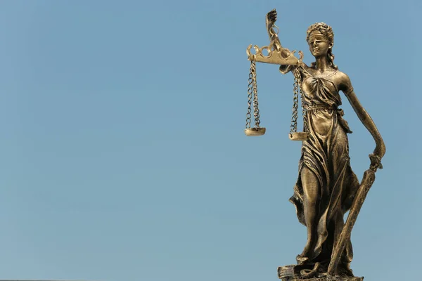空に対する女性の正義の図 テキストのためのスペース 法の下での公正な処遇のシンボル — ストック写真