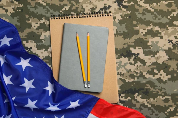 Notatniki Ołówki Flaga Stanów Zjednoczonych Tle Kamuflażu Płaskie Leżały Edukacja — Zdjęcie stockowe