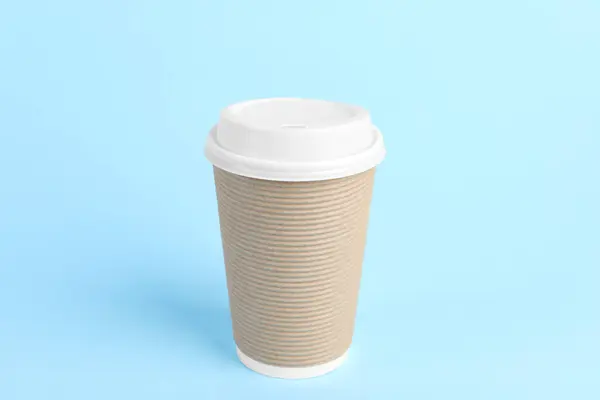Papieren Beker Met Plastic Deksel Lichtblauwe Ondergrond Koffie Gaan — Stockfoto