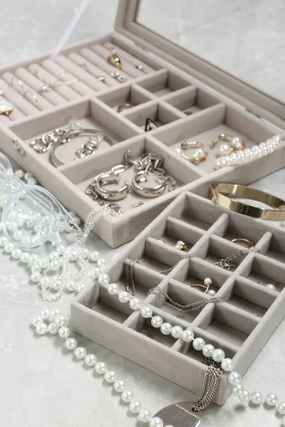 Κουτιά Κοσμήματα Πολλά Διαφορετικά Εξαρτήματα Ανοιχτό Γκρι Τραπέζι Closeup — Φωτογραφία Αρχείου