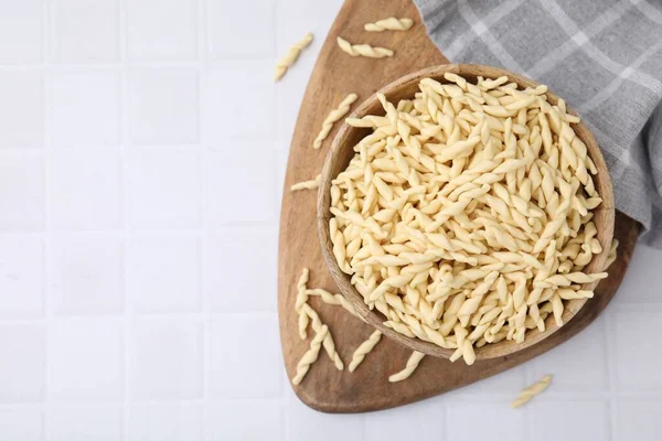 Schaal Met Ongekookte Italiaanse Trofie Pasta Witte Betegelde Tafel Plat — Stockfoto