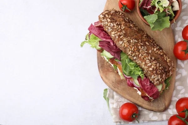 Läcker Smörgås Med Schnitzel Och Ingredienser Vitt Bord Platt Låg — Stockfoto