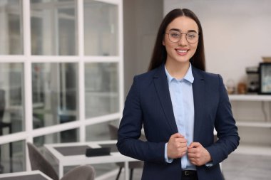 İçeride mutlu emlakçılar. Metin için boşluk