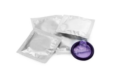 Paketler ve paketlenmemiş prezervatifler beyaza izole edilmiş. Güvenli seks.