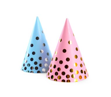 Beyaz üzerine izole edilmiş parlak el yapımı parti şapkaları.