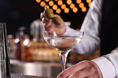 Barmen tezgahta taze Martini kokteyli hazırlıyor.