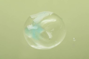 Açık yeşil arka planda temizleme jeli örneği, üst manzara. Kozmetik ürünü