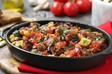 Ahşap tahtada lezzetli ratatouille tabağı, yakın plan.