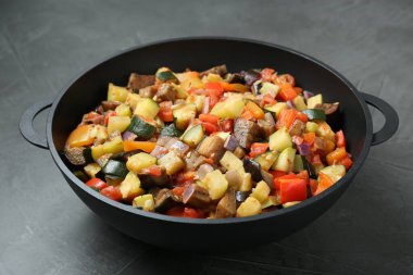 Gri masadaki fırında pişirme kabında leziz ratouille, yakın plan.